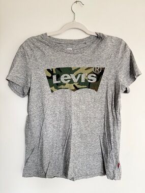Levi’s Camo Logo Tee | Grey Graphic T-Shirt | Short Sleeve | Size M